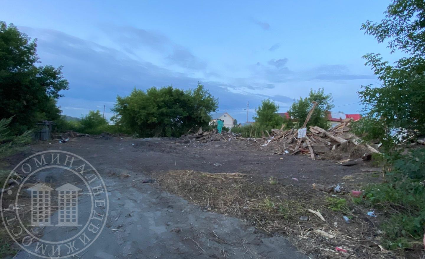 Предлагаем к приобретению большой участок в с. Плотниково, площадью 36 сот., часть участка размещается по первой линии вдоль главной улицы. Отличное местоположение в самом центре, среди  множества различных магазинов, супермаркетов, также рядом остановка транспорта с тремя маршрутами в город.
Чистая
