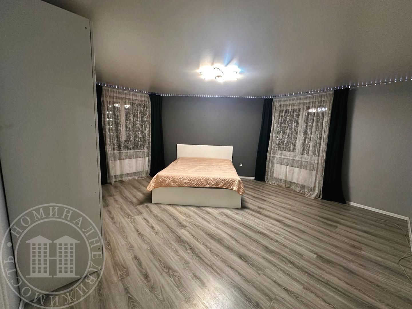 В продаже просторная однокомнатная квартира в современном доме, с отличным ремонтом!

Это прекрасное предложение для тех, кто ценит комфорт и качество жизни. 
Квартира имеет продуманную планировку:
- уютная кухня - 10 кв.м. с лоджией.
- просторная жилая комната - 23 кв.м., 
- вместительная прихожая 