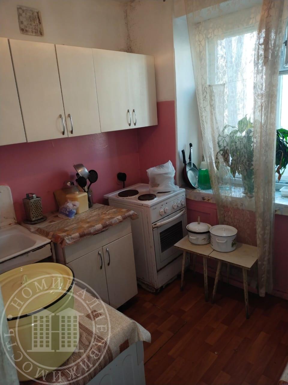 В продаже 3 х комнатная  квартира в кирпичном доме. 
Комнаты смежно-изолированы, санузел раздельный.
Рядом с домом остановка общественного транспорта, Детские сады,школы. 
Метро Студенческая пешком 15 мин. 
Один взрослый собственник. Без обременений и опек. В собственности более пяти лет
Торг уместе