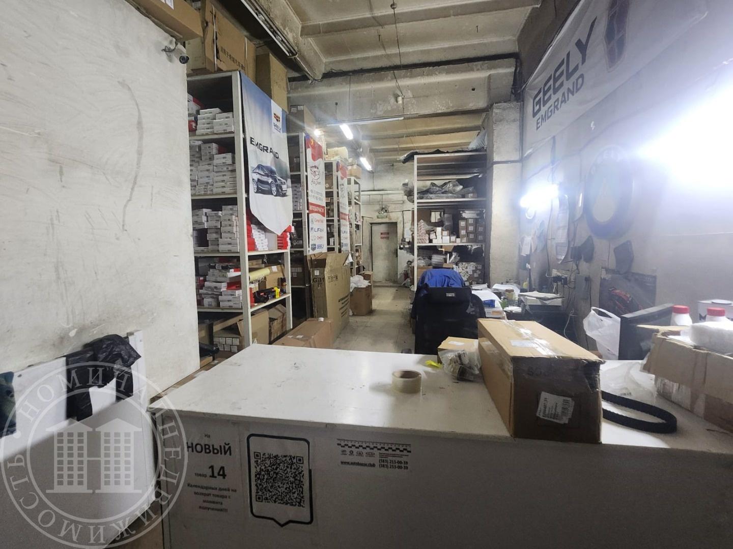 Предлагаем в аренду отапливаемые складские помещения со стеллажами(можно убрать) по первой линии от дороги.
 Подойдёт под производство, склад...
Есть большие ворота для разгрузки погрузки
За дополнительными вопросами звоните. 
