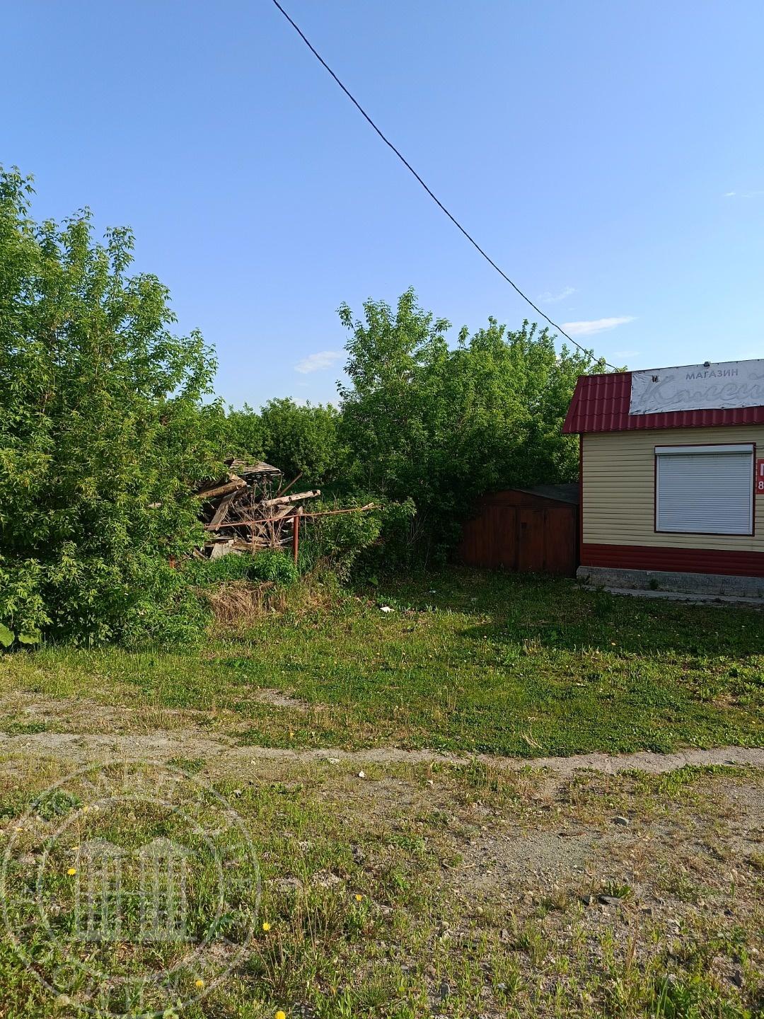 Продам участок земли (6 соток)  с торговым павильоном и металлическим гаражом
Категория: земли поселений;
Разрешённое использование: объекты розничной торговли.

Участок расположен у дороги в центре торговых рядов села Плотниково. 
Общая площадь торгового павильона 68 кв м

Рассмотрим обмен на