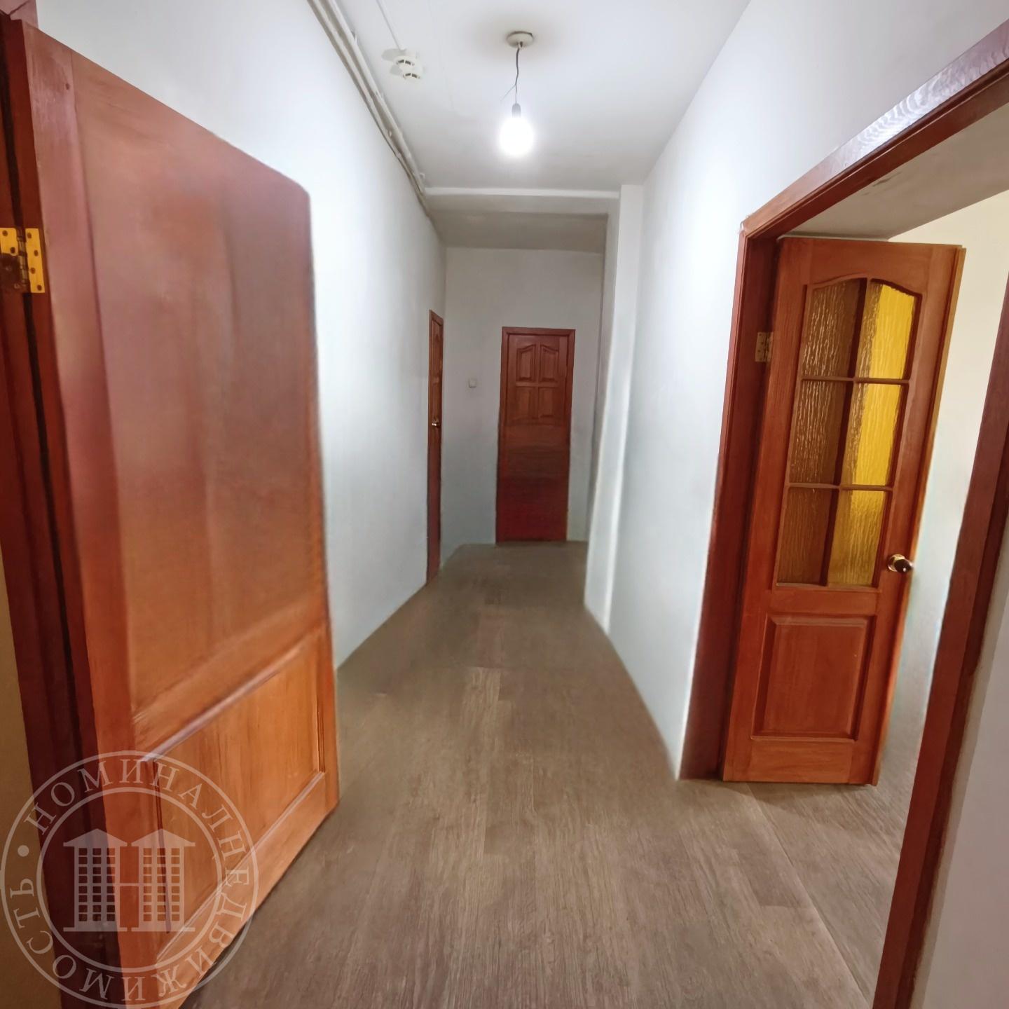 В продаже просторная 2-х комнатная квартира в современном доме в 10 минутах от площади Ленина. 

   Интересная планировка: большая кухня-столовая с балконом, просторная комната с лоджией, вместительная прихожая и два сан. узла, комфортный 7-й этаж, хороший вид на город - несомненные плюсы квартиры.
