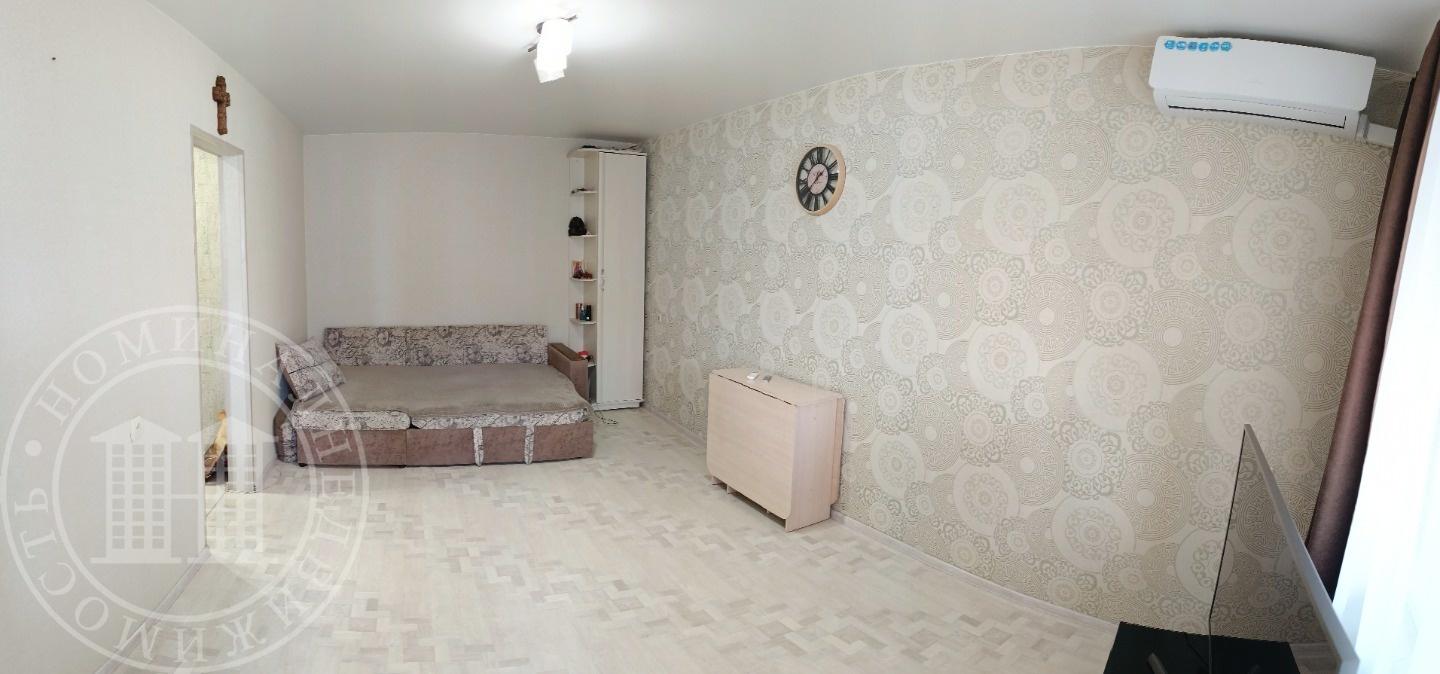 В продаже уютная однокомнатная квартира.
Квартира с хорошим ремонтом, что позволит новым владельцам сразу заехать и наслаждаться комфортом без дополнительных вложений и ремонтных работ.
Большая комната - 17 кв.м. с выходом на остекленный и обустроенный балкон, балкон утеплен теплоизоляционным матери