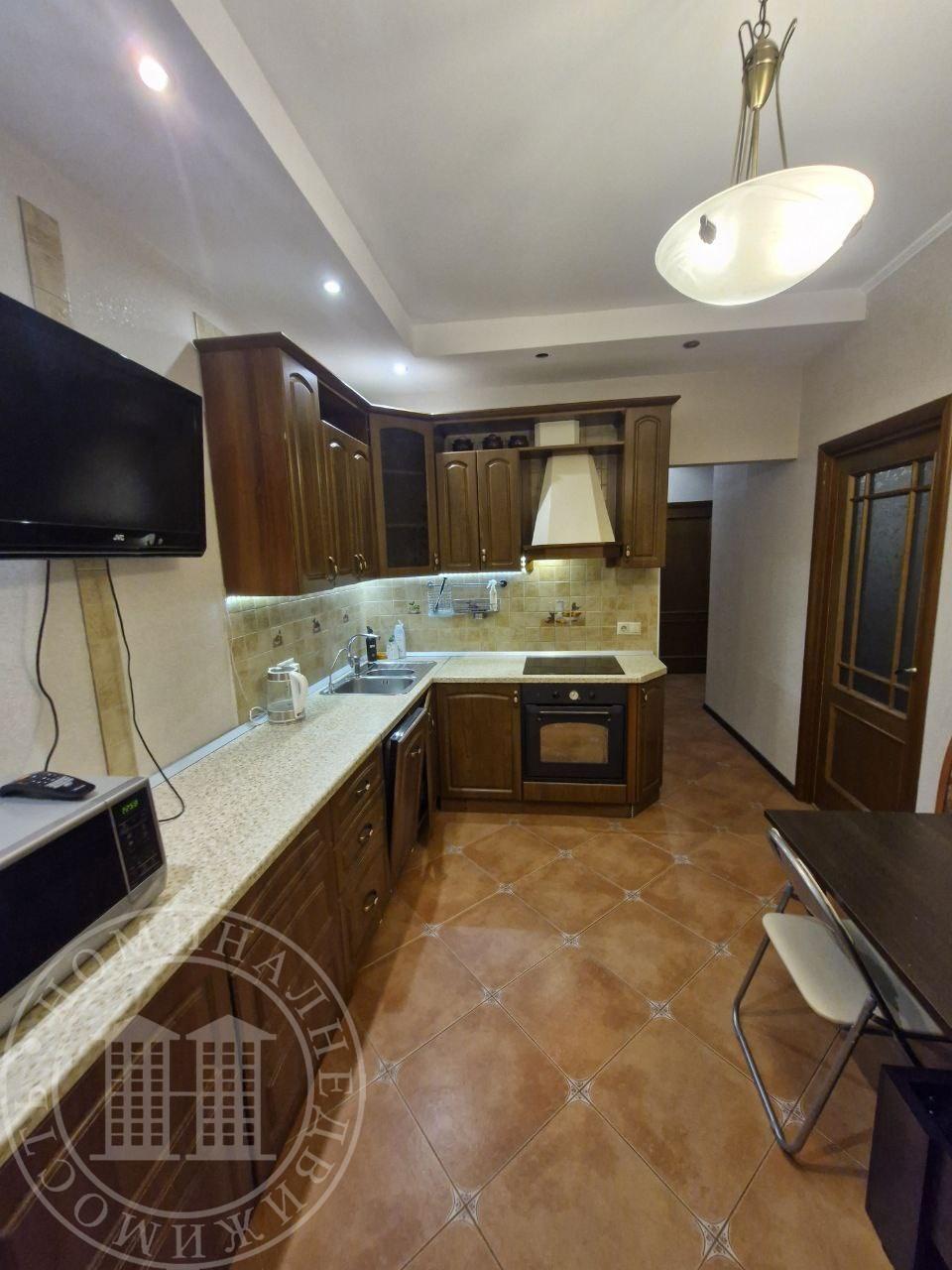 Предлагаем в долгосрочную аренду 2-к квартиру в Новосибирске на улице Галущака, 2. Общая площадь составляет 46,6 кв. м, жилая площадь — 25 кв. м, а площадь кухни — 12 кв. м. Находится на видовом 15 этаже 19-этажного дома, построенного в 2008 году. Из окон открывается шикарный вид на город.

Квартира