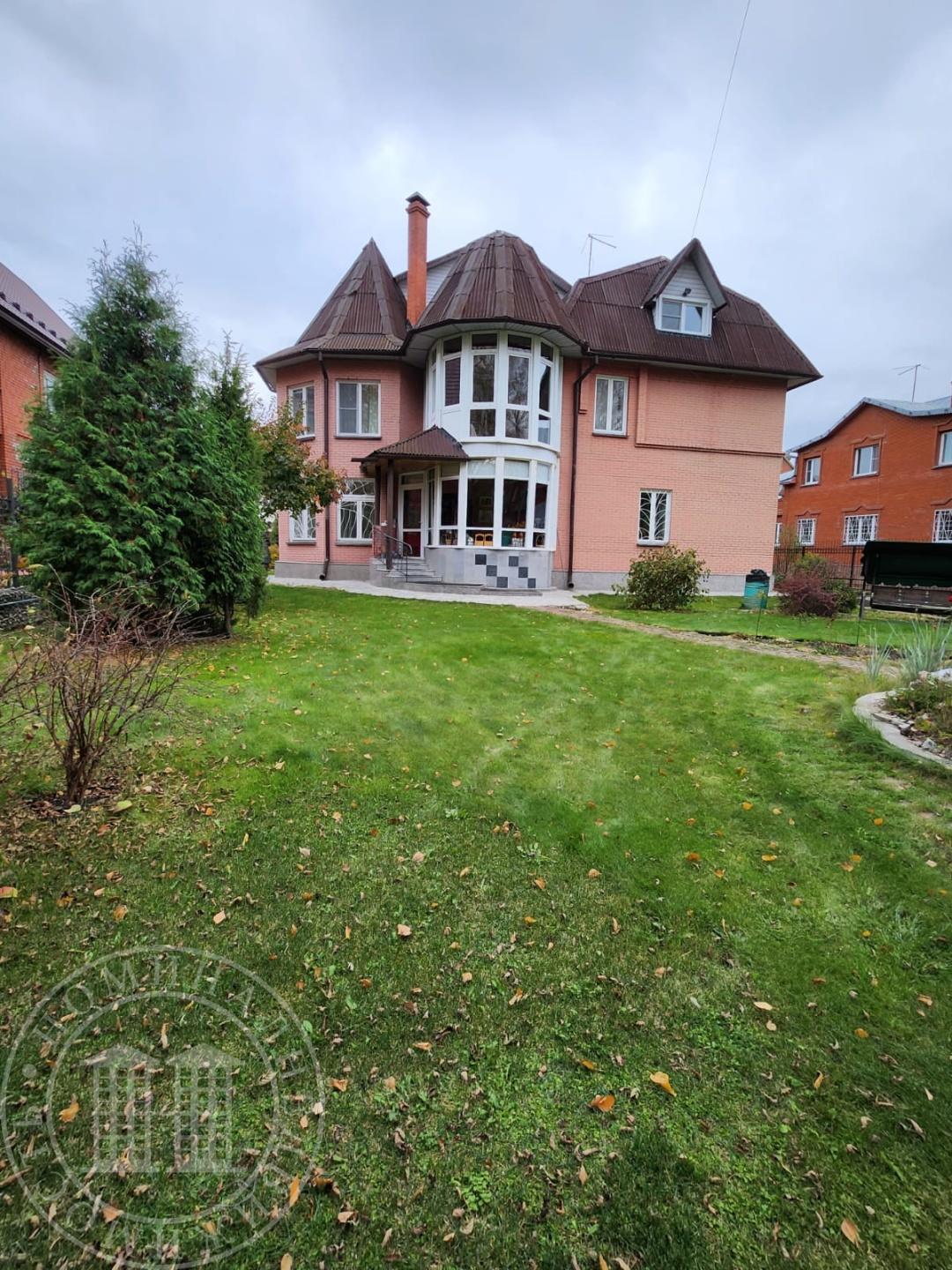 Эксклюзивное предложение! 
Предлагаем Вашему вниманию и приобретению шикарный коттедж в зелёной зоне  Первомайского района.
Качественный  дорогой ремонт! Капитальный, кирпичный дом с железобетонными перекрытиями поставленный по грамотно разработанному дизайн проекту для себя! 
Два жилых этажа, также