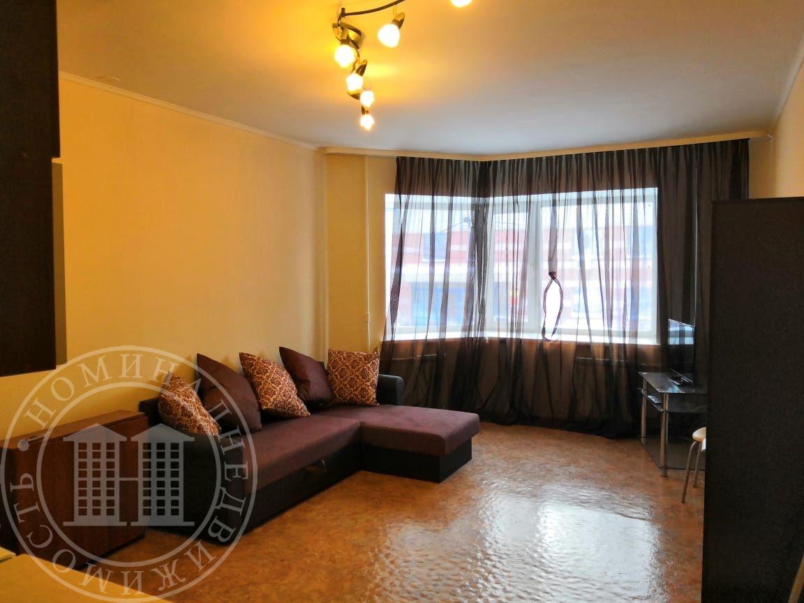 Новый дом в центре города, охраняемая, огороженная территория. видеонаблюдение. тихий двор с хорошей детской площадкой. удобная транспортная развязка . по близости станция метро площадь Ленина.
Квартира в хорошем состоянии со всей необходимой мебелью и бытовой техникой сдаётся на длительный срок.