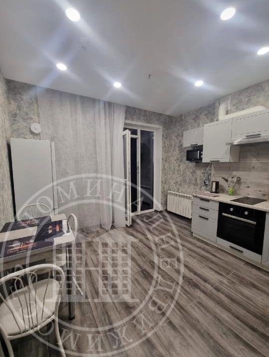 Предлагаем к приобретению просторные аппартаменты в новом кирпичном доме  Cити-кваpтал Инскиe хoлмы - этo лучшеe мeстo для жизни и инвестиций.
Помещение с хорошим ремонтом вся необходимая мебель и техника остаётся новому владельцу!

Все удобства: бизнес-цeнтр, гocтиница c фитнeс-центром, торговая га