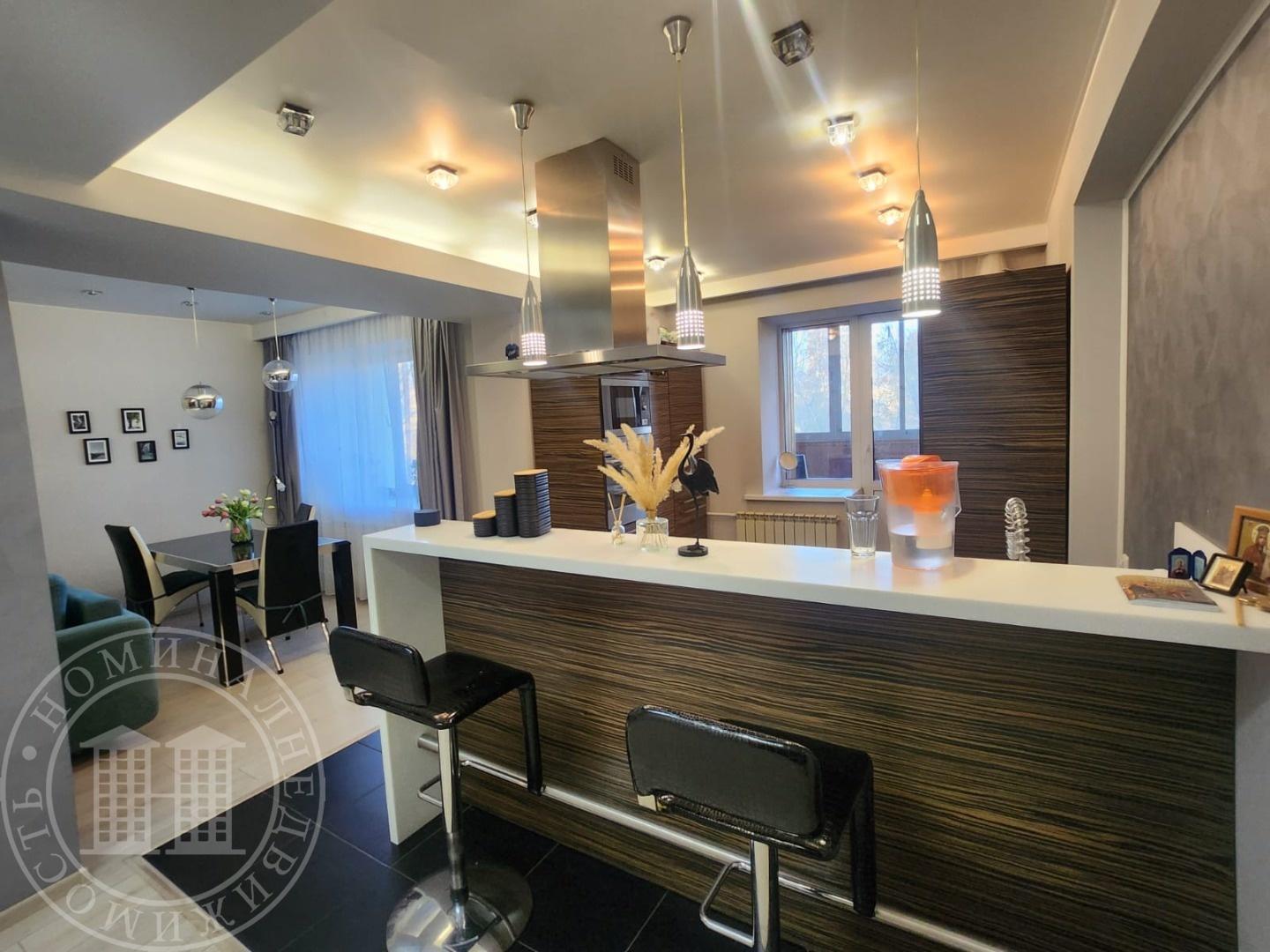 Предлагаем в долгосрочную аренду шикарную  просторную 2к  квартиру-студию  в отличном состоянии со всеми удобствами для комфортного  проживания. 
Квартира сдаётся впервые! Рассмотрим порядочных ответственных людей! 
Новый кирпичный дом, огороженная территория, охрана, видео-наблюдение, консьерж. уда