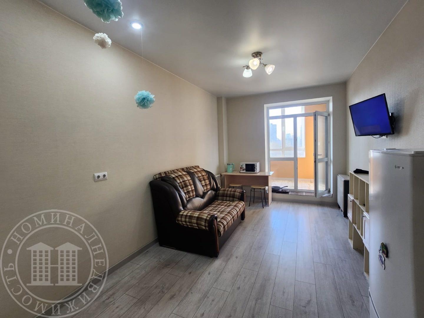 В Продаже квартира-студия в новом кирпичном доме.
Квартира полностью готова для проживания, хорошее состояние, мебель и технику оставим в подарок новому владельцу (заберём только холодильник).                                   Просторная  лоджия утеплена, тёплый пол.
Новый жилой комплекс Калининский