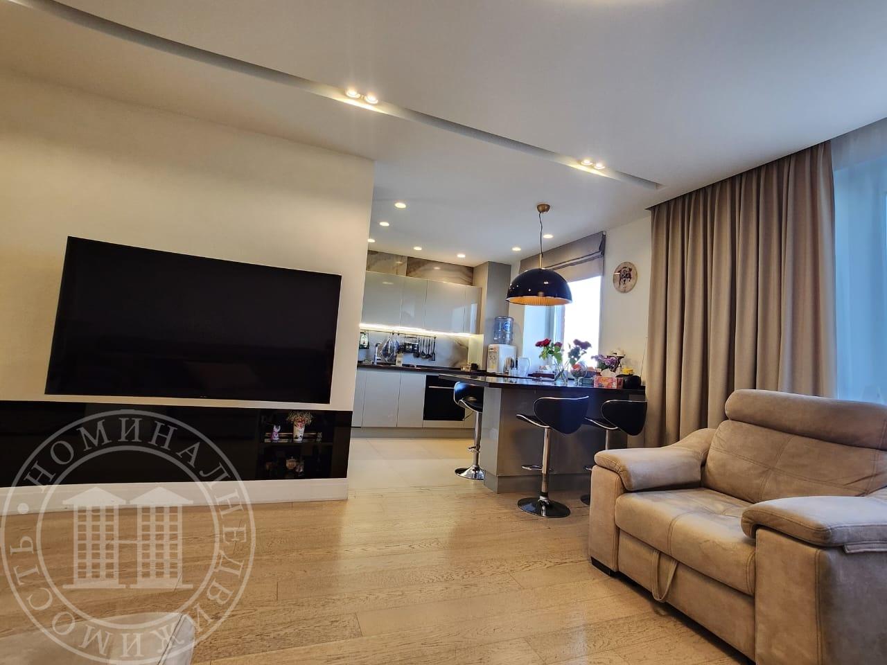 Эксклюзивное предложение предлагаем Вашему вниманию и приобретению шикарную видовую 3к квартиру с видом на город и реку на новый мост.

Дорогой и качественный ремонт выполнен по индивидуальному дизайн проекту.

Продумано всё до мелочей во всех комнатах установлены кондиционеры, две утеплённые лоджии