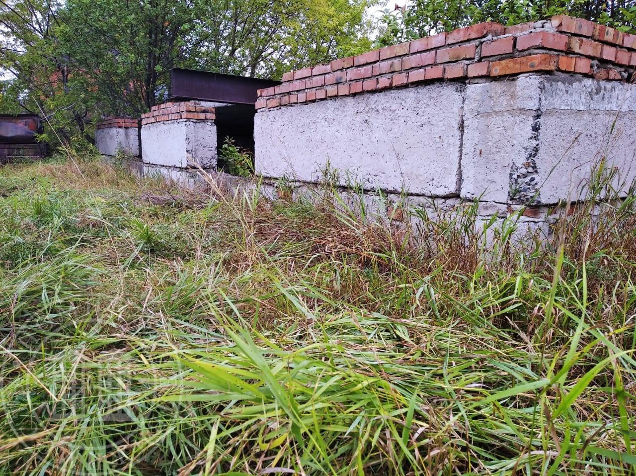 Предлагаем к приобретению большой участок по документам 14 соток по факту 22 сотки на участке имеется строение цокольный этаж, центральная вода, газ по границе участка 