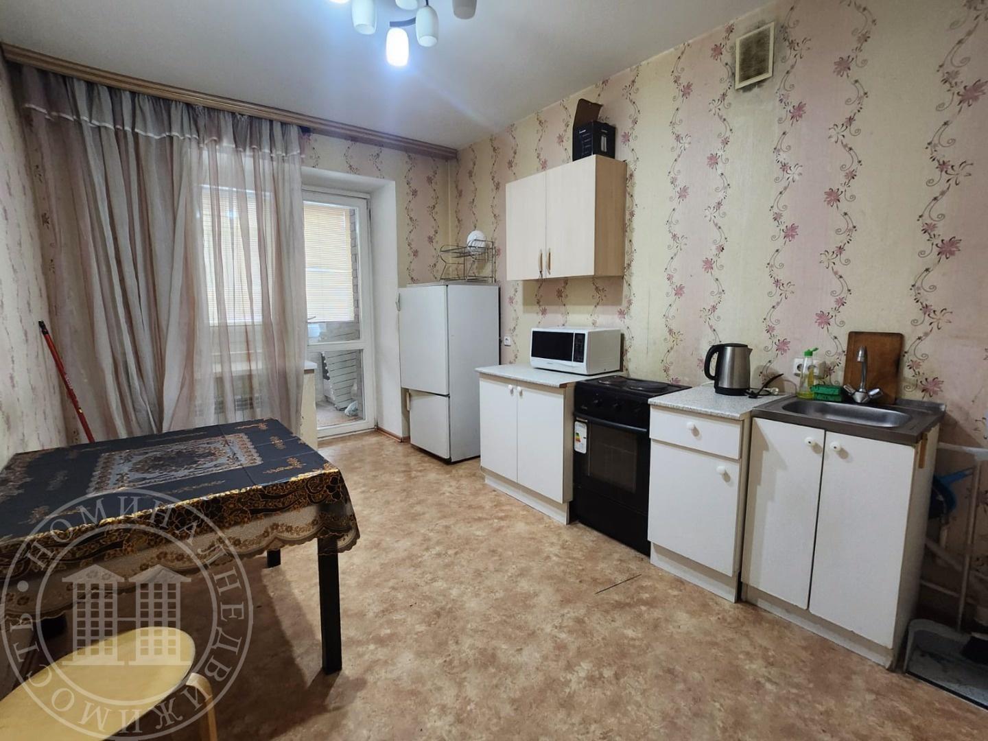 Предлагаем в долгосрочную аренду просторную 2к квартиру в экологически чистом р-не на Бугринской роще. Рассмотрим коммандировачных Русских людей(бригаду)
Большая квартира комнаты изолированы огромная лоджия санузел раздельный необходимая для проживания  мебель и бытовая техника.
Цена по людям по дог