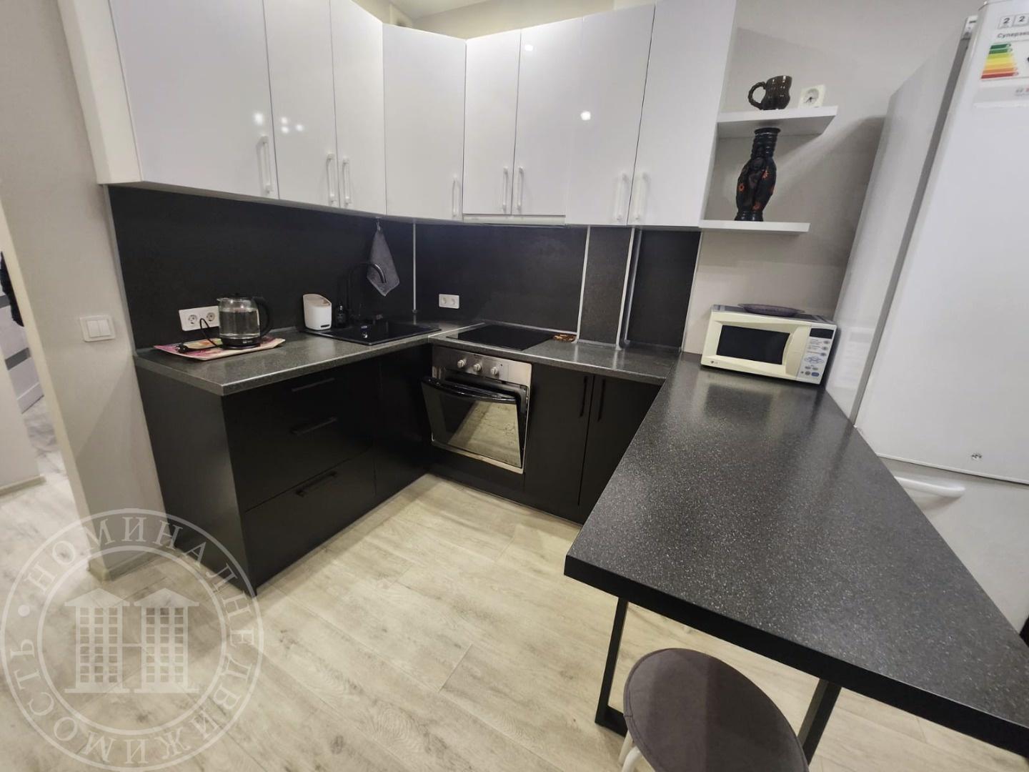 Предлагаем в долгосрочную аренду 2к квартиру-студию на видовом 22 этаже в новом кирпичном доме на Бугринской роще.
Квартира в отличном состоянии сдаётся впервые!  Есть вся необходимая для комфортного проживания мебель и техника.
Удобное местоположение всё рядом МЕГА, , быстроном. Недалеко от дома на