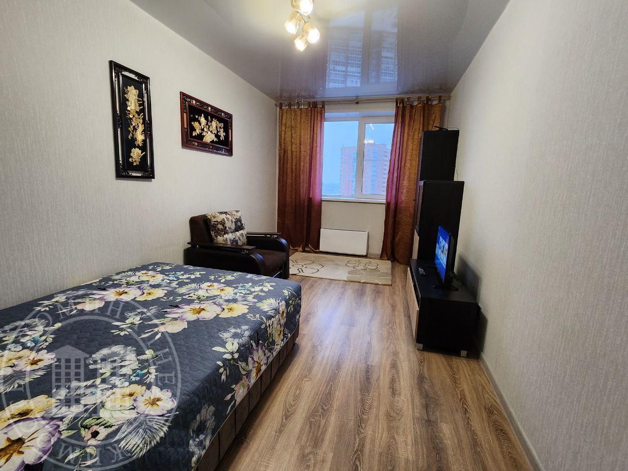 Предлагаем в долгосрочную аренду 2к квартиру-студию на видовом 19 этаже в новом кирпичном  доме на Бугринской роще.
Квартира  в отличном состоянии есть вся необходимая для комфортного проживания мебель и техника.
Удобное местоположение всё рядом МЕГА, , быстроном. Недалеко от дома находится парк отд