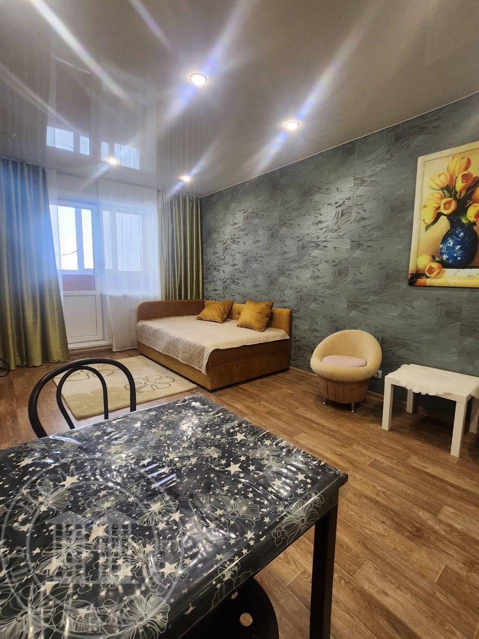 Предлагаем в долгосрочную аренду просторную 1к квартиру-студию в новом кирпичном доме.
Квартира с хорошим ремонтом необходимая мебель и техника. Квартира сдаётся впервые!
Возможна аренда на короткий срок от одного месяца.
Все коммунальные платежи включены в стоимость аренды!

Жилой комплекс Черемушк