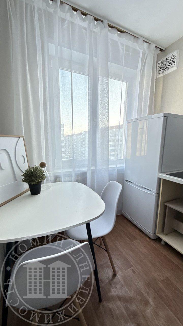 Предлагаем в долгосрочную аренду 1к квартиру на Северо-Чемском ж/м в доме образцового содержания 
 во дворе отличная детская площадка, школа, рядом супермаркеты и остановка транспорта. Квартира в отличном состоянии, окна пластик, лоджия остеклена, вся необходимая мебель и бытовая техника! Квартира с