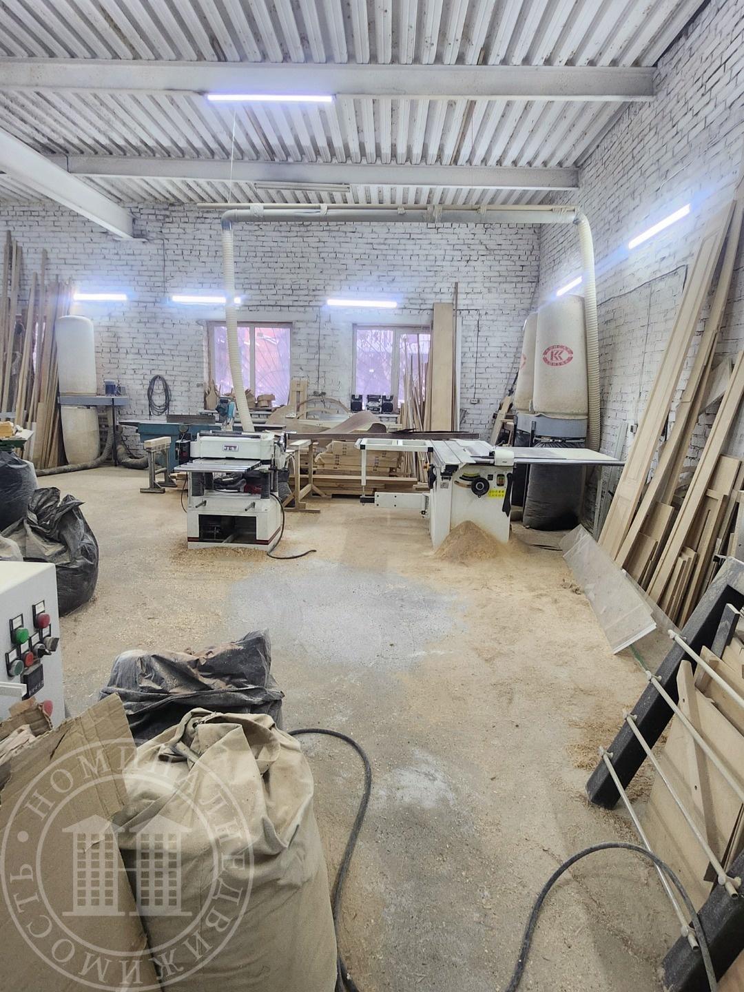 Предлагаем в долгосрочную аренду отдельно стоящее здание. Аренда возможна как пустого помещения так и как с оборудованием.  Деревообрабатывающее производство массива в полной комплектации оборудования. Выделенная мощность 30квт возможно увеличить, все коммуникации. Возможна аренда части помещения та