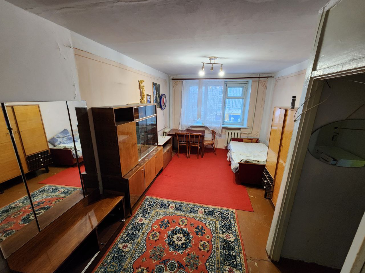 Предлагаем в долгосрочную аренду 1к квартиру  в кирпичном доме на ж/м Затулинский. 
Удобное местоположение в шаговой доступности множество супермаркетов, магазины, детские сады, школы, спортивные секции, кинотеатр, парк, поликлиника, до остановки 2 минуты. под окнами банкомат сбера.  
Чистая квартир