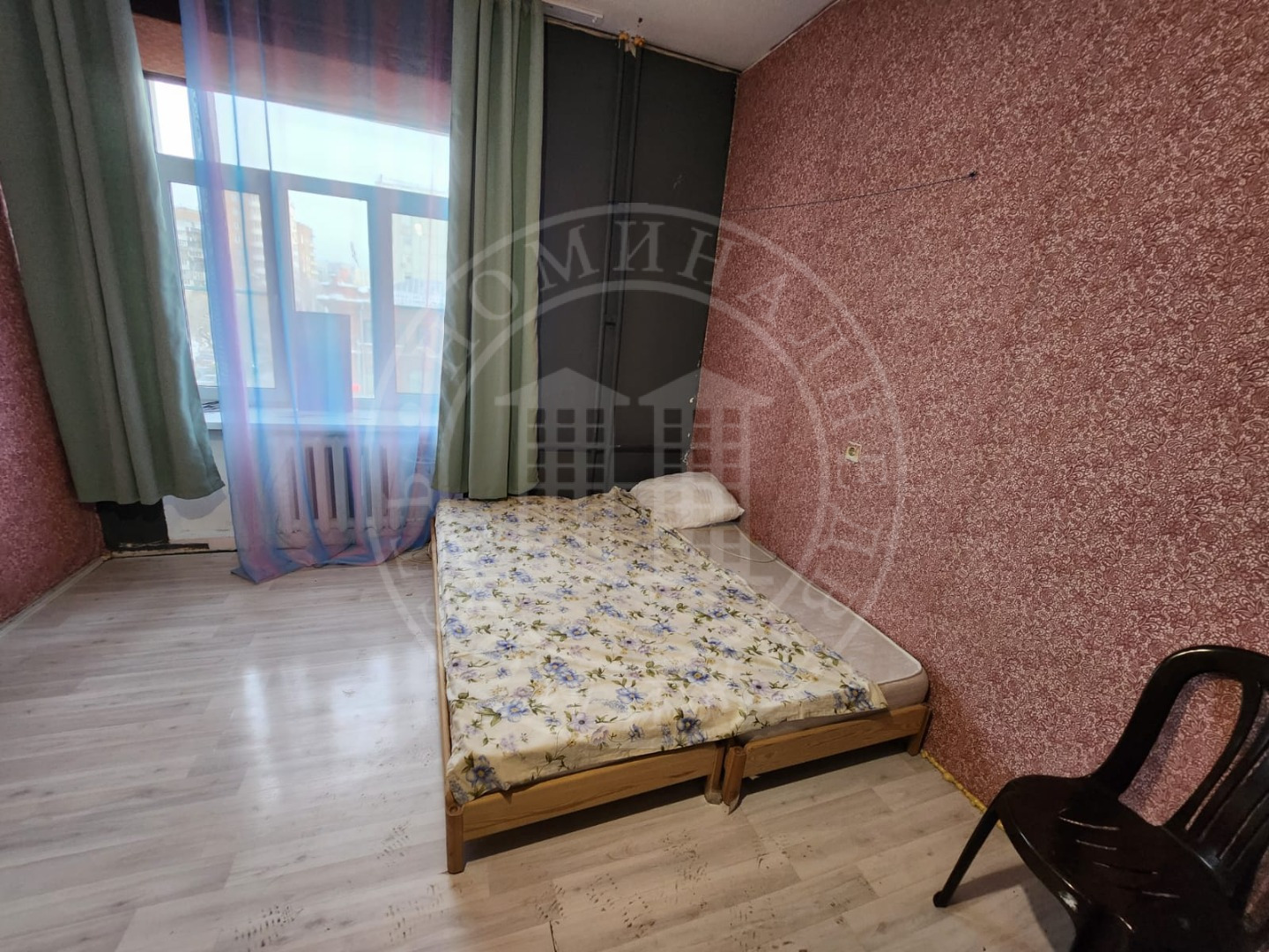 Предлагаем в долгосрочную аренду  просторную комнату  в общежитии коридорного типа на длительный срок. Необходимая мебель и бытовая техника имеется: кровать, шкаф, холодильник, стиральная машина - автомат, электро плита, микроволновая печь, телевизор. 
 Дом расположен в самом центре г. Новосибирска.