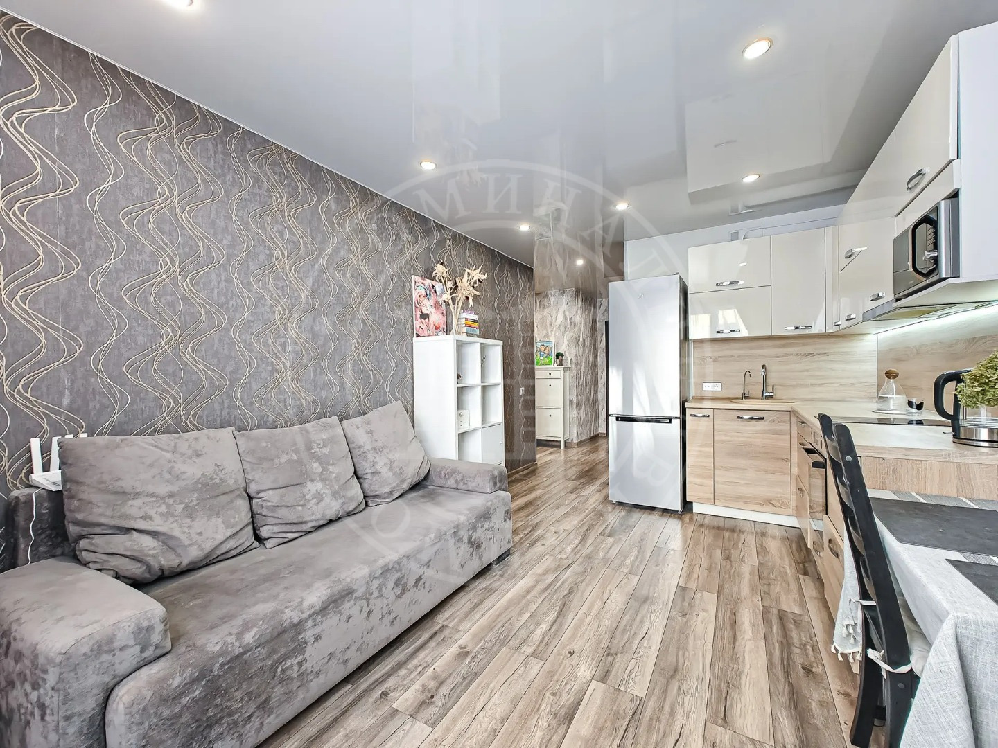 Впервые сдается квартира на первой береговой линии в жк Европейский берег на длительный срок.
В квартире есть вся необходимая для проживания мебель и техника. 
