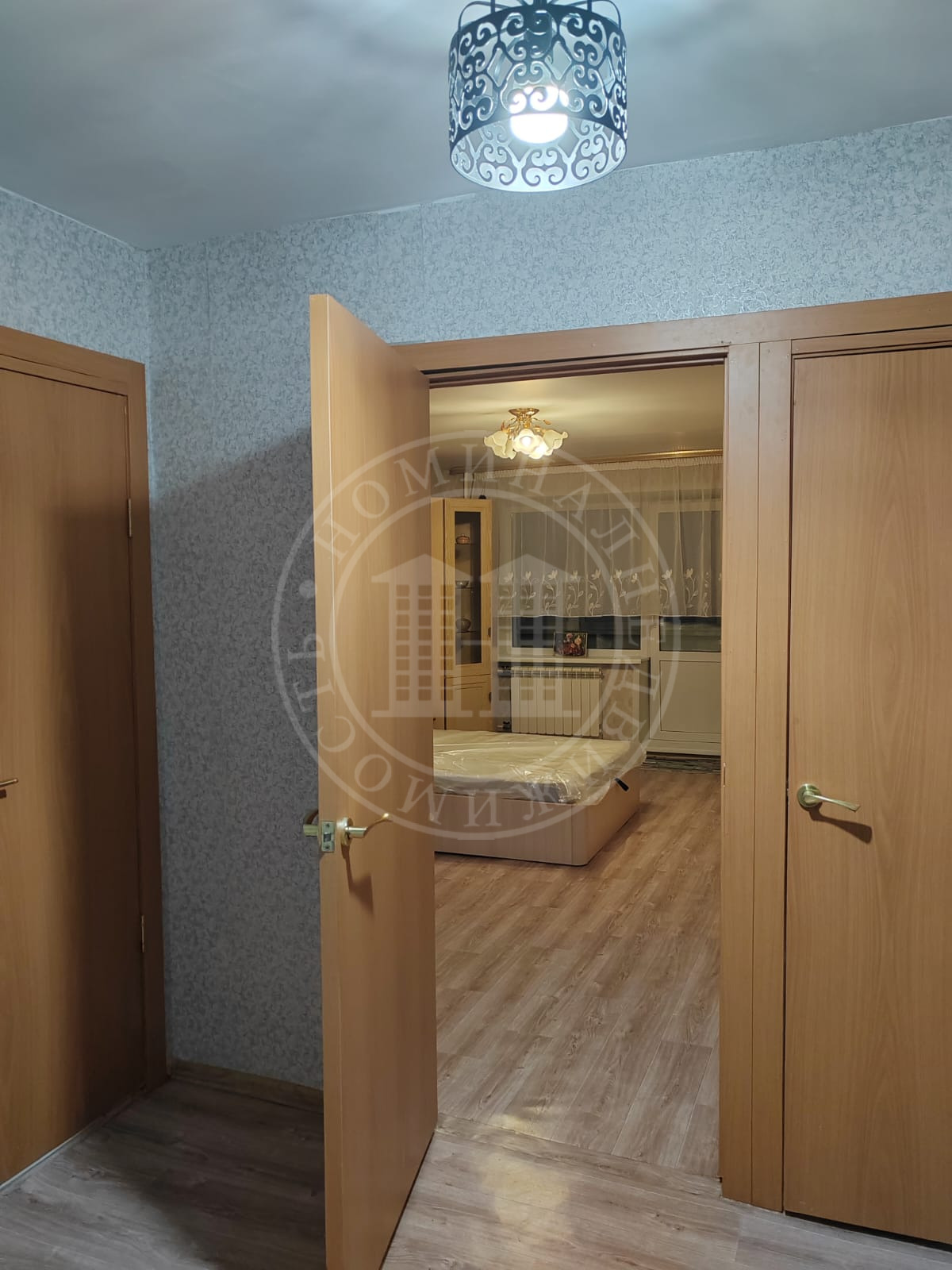 Предлагаем в долгосрочную аренду просторную квартиру можно рассматривать как  2к квартиру-студию в кирпичном доме.
В квартире свежий ремонт необходимая для проживания мебель и бытовая техника.
Район с развитой инфраструктурой, в шаговой доступности магазины, школа, детский сад, поликлиника. парк Бер