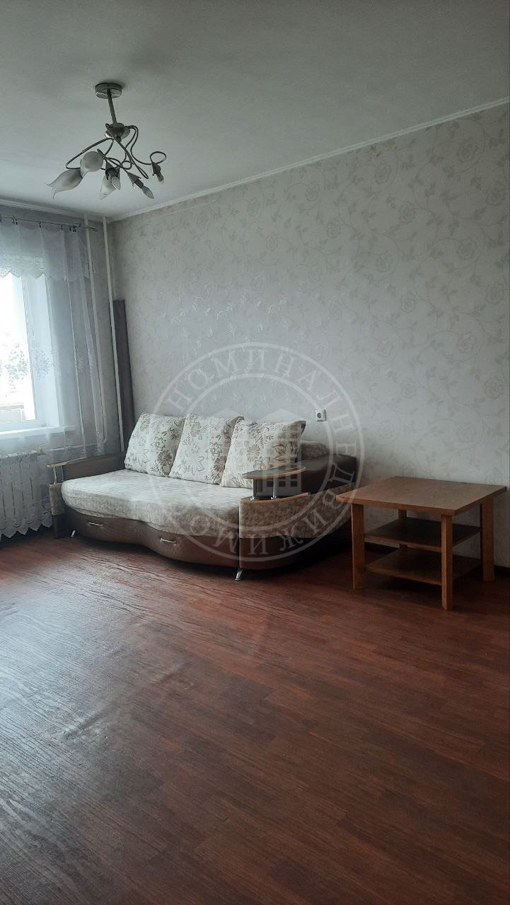 Предлагаем в долгосрочную аренду  2к  квартиру улучшенной планировки.
Необходимая мебель для проживания  бытовая техника: плита, холодильник,  стиральная машинка, стол и стулья. В комнате есть шкаф, во второй комнате есть диван, журнальный стол и новый высокий комод. Сделан косметический ремонт, в к