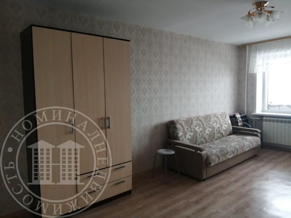 Предлагаем в долгосрочную аренду просторную квартиру можно рассматривать как  2к квартиру-студию в кирпичном доме.
В квартире свежий ремонт необходимая для проживания мебель и бытовая техника.
Район с развитой инфраструктурой, в шаговой доступности магазины, школа, детский сад, поликлиника. парк Бер