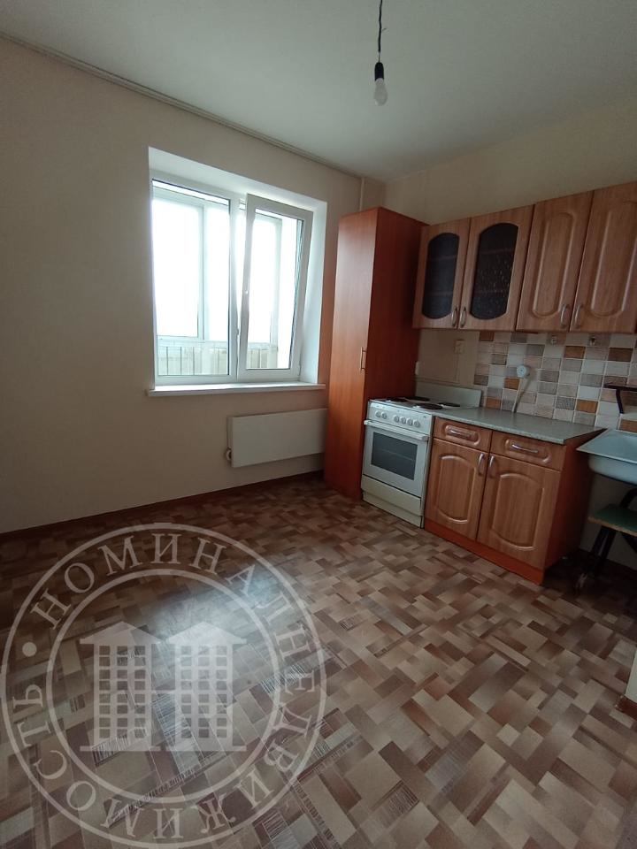 Предлагаем в долгосрочную аренду просторную 1к квартиру улучшенной планировки в новом доме.
В квартире выполнен свежий косметический ремонт!

Квартира сдаётся русской семье можно с детьми либо для одного человека.


Квартира частично с мебелью из техники только (электро-плита, из мебели два шкафа по