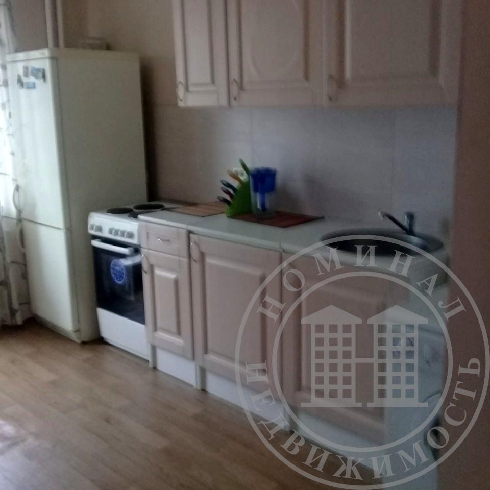 Предлагаем в долгосрочную аренду просторную 1к  квартиру. 
Хорошее состояние необходимая мебель и техника, Квартира сдаётся только гражданам РФ!